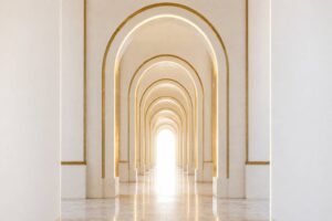 Suite d’arches mordorées alignées dans un espace blanc minimaliste, symbolisant le passage institutionnel et la lisibilité préalable à l’entrée sur le marché français de l’enseignement supérieur.Le projet de loi 2026 redéfinit la reconnaissance des écoles privées en France. Lecture institutionnelle pour décideurs étrangers avant exposition.