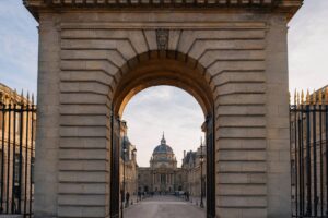 Arche institutionnelle symbolisant l'implantation d'une université asiatique en France