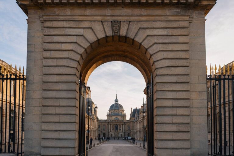 Arche institutionnelle symbolisant l'implantation d'une université asiatique en France